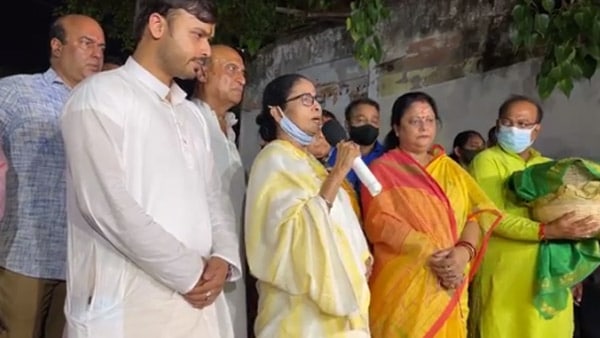 এহেন ঘোষণায় খুশি কালীঘাটের ব্যবসায়ীরা। এহেন ঘোষণায় খুশি কালীঘাটের ব্যবসায়ীরা।