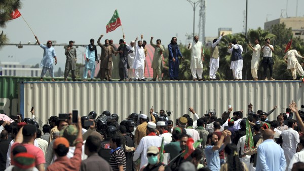 বেনজির দেশে ফেরেন- 