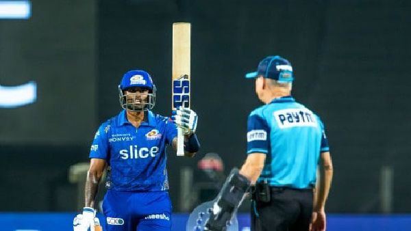  ৪ ম্যাচে ৬ পয়েন্ট নিয়ে পয়েন্ট তালিকার তিনে উঠে এল আরসিবি। চেন্নাই সুপার কিংস ও মুম্বই ইন্ডিয়ান্স টানা চারটি ম্যাচ হারলেও নেট রান রেটে রোহিতরা এগিয়ে জাদেজাদের চেয়ে। নয়ে রয়েছে মুম্বই, দশে সিএসকে। 