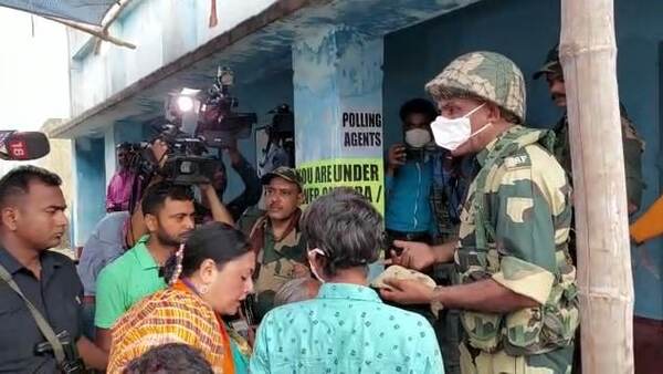 বিজেপি প্রার্থীর গাড়িতে লাঠি, ইট বিজেপি প্রার্থীর গাড়িতে লাঠি, ইট