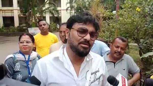 বাবুল সুপ্রিয়কে বুথে ঢুকতে বাধা বাবুল সুপ্রিয়কে বুথে ঢুকতে বাধা
