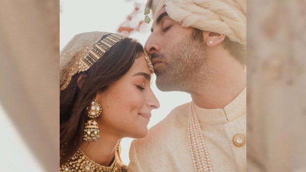  সব্যসাচীর বিয়ের পোশাকে সেজেছিলেন দু’‌জনে