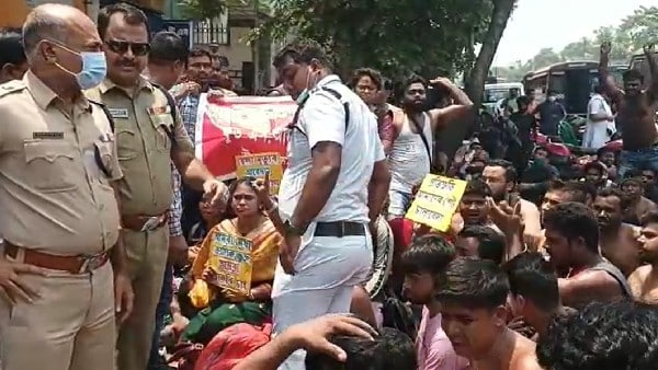 গরমে অসুস্থ বিক্ষোভকারীরা গরমে অসুস্থ বিক্ষোভকারীরা