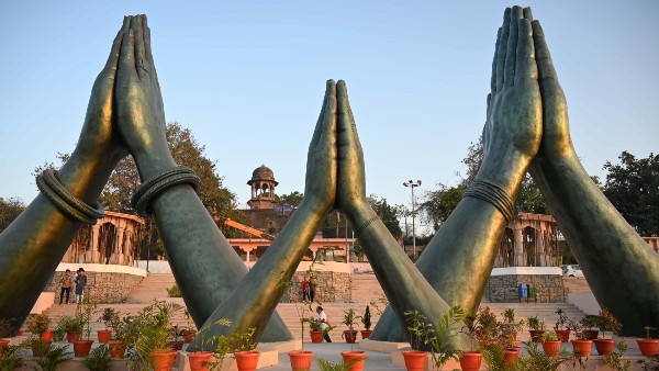 ভক্তদের লেবু পুজো!