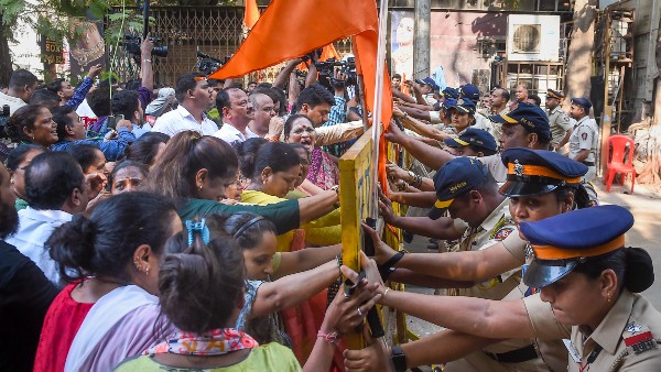 শিবসেনার তাণ্ডব নবনীত রানার বাড়ির বাইরে শিবসেনার তাণ্ডব নবনীত রানার বাড়ির বাইরে