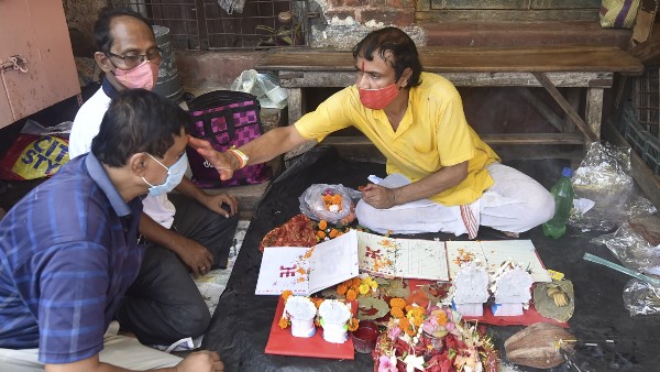 তিল ও কাপড়ের দান