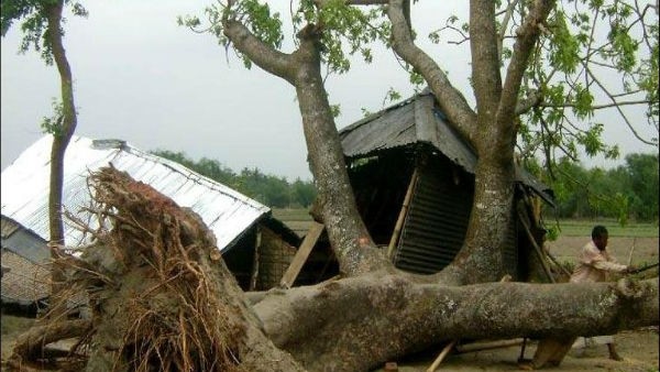 ১০ মিনিটের বিধ্বংসী ঝড় ১০ মিনিটের বিধ্বংসী ঝড়