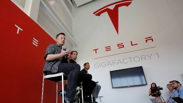 কেন সরে আসলেন টেসলা কর্তা 