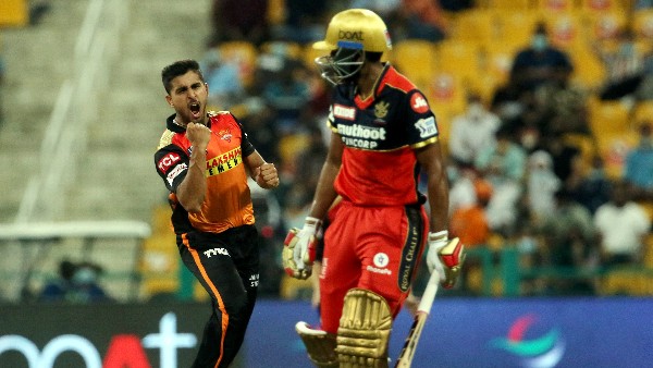 IPL: ‘ব্যাটসম্যানদের হেলমেটে মারতে দারুণ লাগে, আমার আদর্শ আমি স্বয়ং’, একাধিক বিষয়ে মুখ খুললেন উমরান মালিক