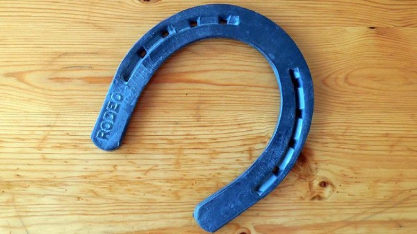 বাড়ির মূল প্রবেশদ্বারে ঘোড়ার নাল রাখুন