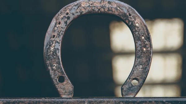  ঘোড়ার নালের আংটি পড়ুন