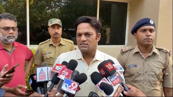 গ্রেফতার ৪