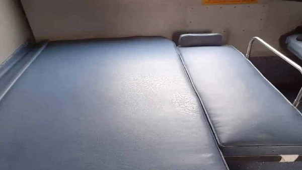 লোয়ার বার্থের তুলনায় এই বার্থ ছোট হবে লোয়ার বার্থের তুলনায় এই বার্থ ছোট হবে