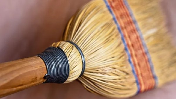 ভাঙা ঝাঁটা রাখবেন না ভাঙা ঝাঁটা রাখবেন না