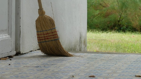 ঝাড়ুতে পা স্পর্শ করা উচিত না ঝাড়ুতে পা স্পর্শ করা উচিত না