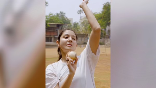 'ঝুলন' বেশে অনুষ্কা 'ঝুলন' বেশে অনুষ্কা