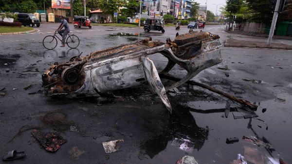মহিন্দা ও গোতবায়ার স্মৃতি স্মৃতিস্তম্ভ ধ্বংস করল বিক্ষোভকারীরা! 