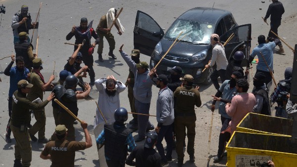 ইসলামাবাদের রাস্তায় গুলি