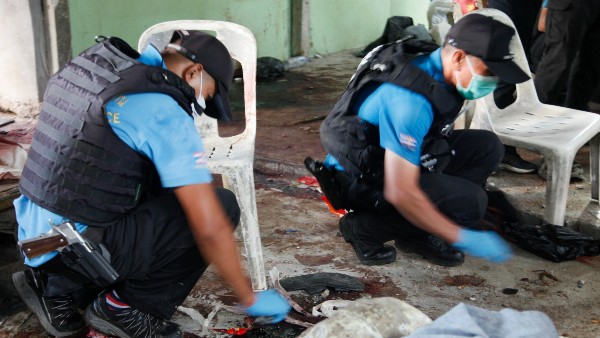 শনি-রবিবার আমেরিকার একাধিক জায়গাতে বন্দুকবাজের হামলা! শনি-রবিবার আমেরিকার একাধিক জায়গাতে বন্দুকবাজের হামলা!