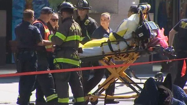 বন্দুকবাজকে ধরে ফেলে স্থানীয় জনতা! বন্দুকবাজকে ধরে ফেলে স্থানীয় জনতা!