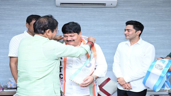 অর্জুনের পাশে অভিষেক অর্জুনের পাশে অভিষেক