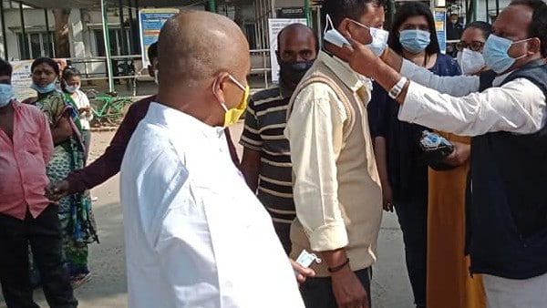 উপনির্বাচনের আগে তৃণমূলের বিরুদ্ধে সরব হয়ে দলত্যাগ উপনির্বাচনের আগে তৃণমূলের বিরুদ্ধে সরব হয়ে দলত্যাগ