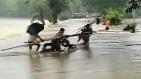 আটকে পড়াদের উদ্ধারে বিমানের সাহায্য আটকে পড়াদের উদ্ধারে বিমানের সাহায্য
