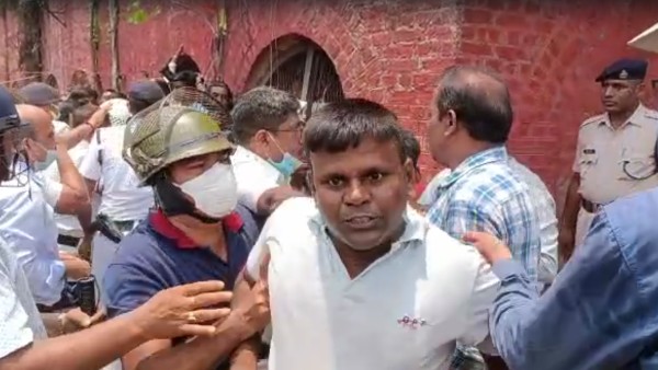 পুলিশকে দেহ নিয়ে যেতে বাধা