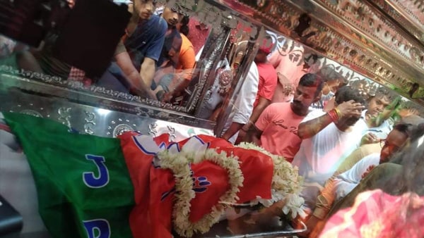 এরপরেই নিয়ে যাওয়া হয় কাশীপুরে