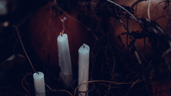 অভিশপ্ত মহিলাদের মারছেন অভিশপ্ত মহিলাদের মারছেন