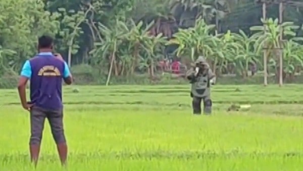 ১২ ড্রাম ভর্তি বোমা