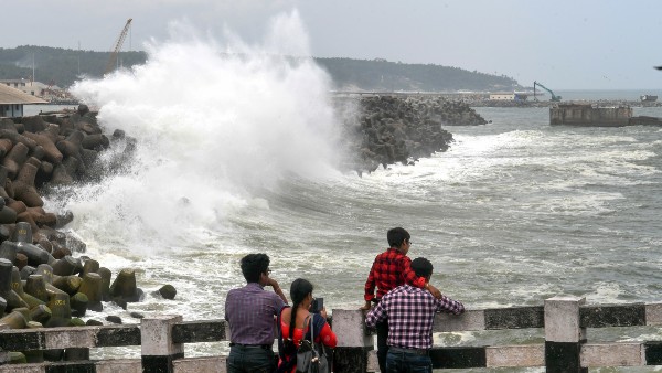 মৎস্যজীবীদের সমুদ্রে যেতে নিষেধ