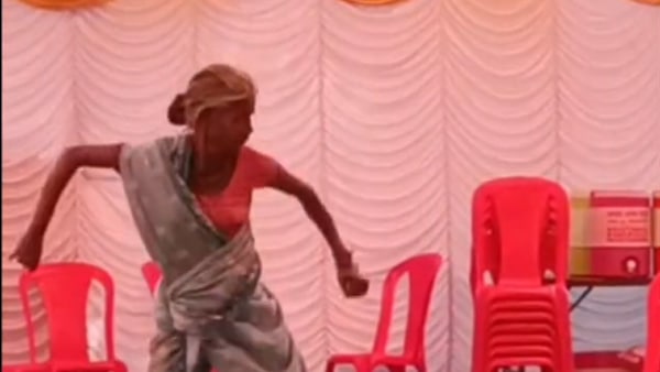 পুষ্পার গানেই অনুষ্ঠান