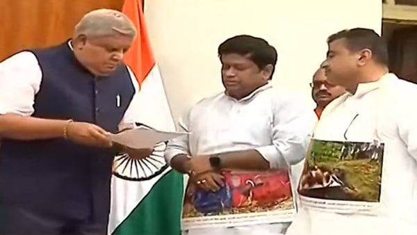 সবাইকেই পাশে থাকার বার্তা দেন রাজ্যপাল সবাইকেই পাশে থাকার বার্তা দেন রাজ্যপাল