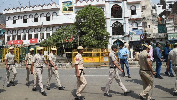 দিল্লির জাহাঙ্গিরপুরীতে মিষ্টি বিতরণ