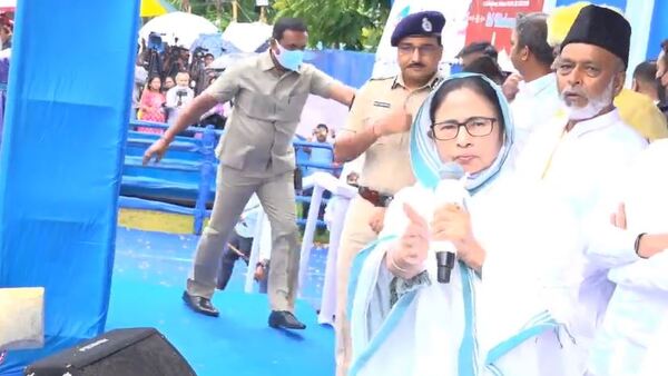 প্রশাসনে মুসলিম আধিকারিক এবং মন্ত্রীদের নাম উল্লেখ প্রশাসনে মুসলিম আধিকারিক এবং মন্ত্রীদের নাম উল্লেখ