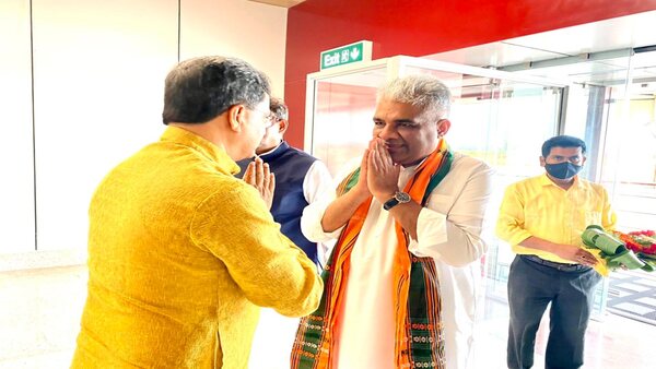 এগিয়ে ছিলেন মানিক সাহাই