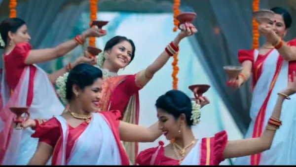 বাঙালি সাজে তৃণা সাহা