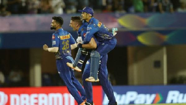ব্যাটিংয়ের দিকে আঙুল হার্দিকের ব্যাটিংয়ের দিকে আঙুল হার্দিকের