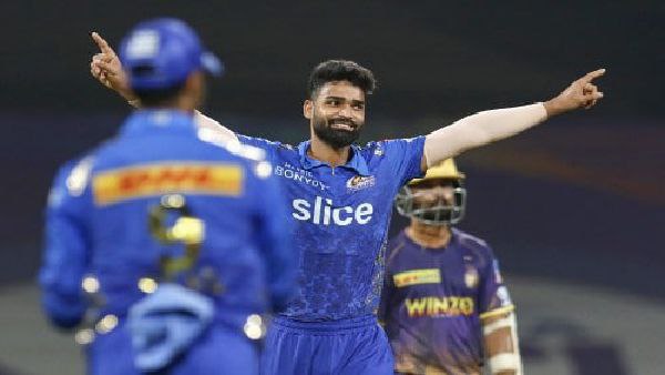 নজর কাড়লেন কার্তিকেয়ও