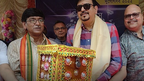 হীরে দিয়ে আরতি, জৈষ্ঠেও দুর্গা আরাধনার অভিনব আয়োজন শহরে হীরে দিয়ে আরতি, জৈষ্ঠেও দুর্গা আরাধনার অভিনব আয়োজন শহরে
