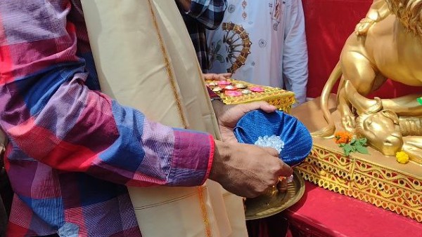 হীরে দিয়ে আরতি, জৈষ্ঠেও দুর্গা আরাধনার অভিনব আয়োজন শহরে হীরে দিয়ে আরতি, জৈষ্ঠেও দুর্গা আরাধনার অভিনব আয়োজন শহরে