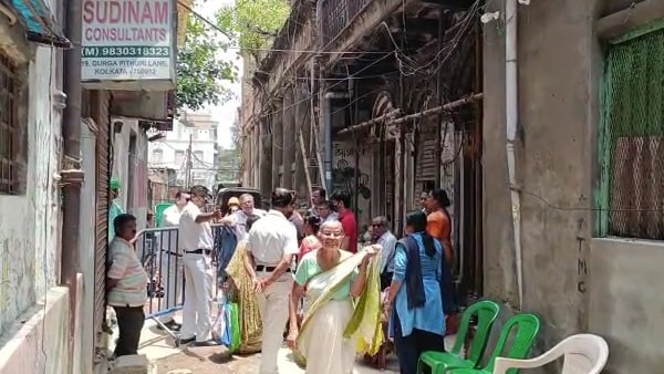 কিছুক্ষণের জন্যে খুলে দেওয়া হয় দরজা 