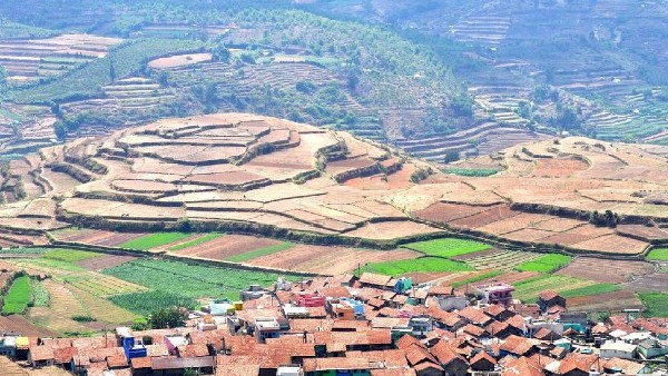 কংথংকে হুইসলিং গ্রামও বলা হয় 