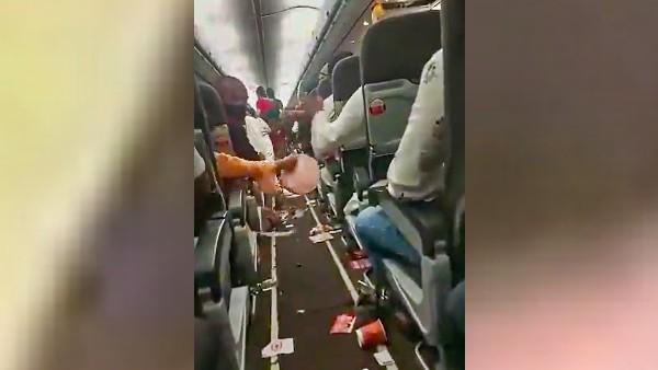 কী বলছেন বিমানে থাকা যাত্রী? কী বলছেন বিমানে থাকা যাত্রী?