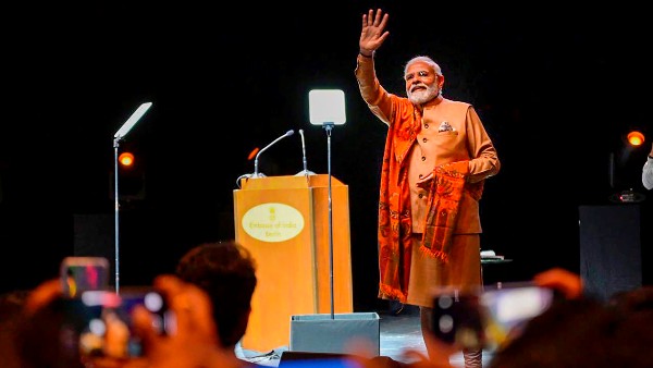 ‘মোদী ওয়ান্স মোর’ স্লোগানে অভ্যর্থনা প্রবাসীদের ‘মোদী ওয়ান্স মোর’ স্লোগানে অভ্যর্থনা প্রবাসীদের