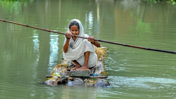ত্রাণ শিবিরে অসংখ্য মানুষ