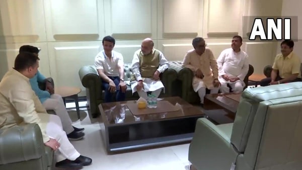 বিজেপি নেতা পরিবেষ্টিত শাহের সঙ্গে এক টেবিলে নৈশভোজে সৌরভ বিজেপি নেতা পরিবেষ্টিত শাহের সঙ্গে এক টেবিলে নৈশভোজে সৌরভ