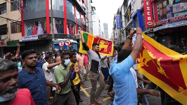 নেতার বাড়িতে আগুন, সংঘর্ষে মৃত্যু ৮ জনের শ্রীলঙ্কার পরিস্থিতি নিয়ে দশটি গুরুত্বপূর্ণ পয়েন্ট নেতার বাড়িতে আগুন, সংঘর্ষে মৃত্যু ৮ জনের শ্রীলঙ্কার পরিস্থিতি নিয়ে দশটি গুরুত্বপূর্ণ পয়েন্ট