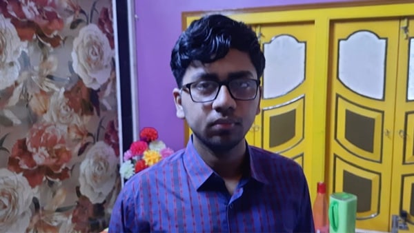 তৃতীয় স্থানে রয়েছেন অভীক দাস।